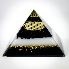 Carica l'immagine nel visualizzatore di Gallery, Orgone in tormalina nera disegno fiore della vita