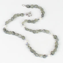 Carica l'immagine nel visualizzatore di Gallery, Collana girocollo burattatine labradorite, ematite e perle