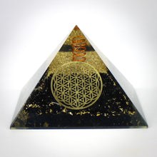 Carica l'immagine nel visualizzatore di Gallery, Orgone in tormalina nera disegno fiore della vita