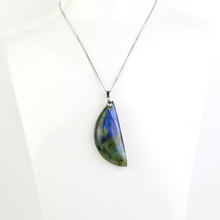 Carica l'immagine nel visualizzatore di Gallery, Ciondolo labradorite alta qualità, forma mezza navette destra piatta
