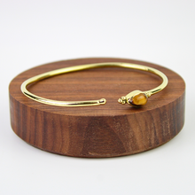 Carica l'immagine nel visualizzatore di Gallery, Bracciale ottone e occhio di tigre modello goccia