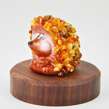 Carica l'immagine nel visualizzatore di Gallery, Riccio in piedi in ceramica e ambra