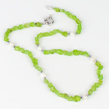 Carica l'immagine nel visualizzatore di Gallery, Collana girocollo burattatine olivina, ematite e perle