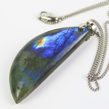 Carica l'immagine nel visualizzatore di Gallery, Ciondolo labradorite alta qualità, forma mezza navette destra piatta