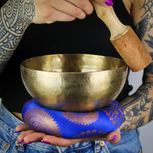 Carica l'immagine nel visualizzatore di Gallery, Campana tibetana realizzata artigianalmente -750 gr