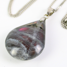 Carica l'immagine nel visualizzatore di Gallery, Ciondolo labradorite viola alta qualità, forma goccia