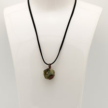 Carica l'immagine nel visualizzatore di Gallery, Ciondolo labradorite grezzo irregolare con filo di rame