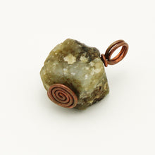 Carica l'immagine nel visualizzatore di Gallery, Ciondolo labradorite grezzo irregolare con filo di rame