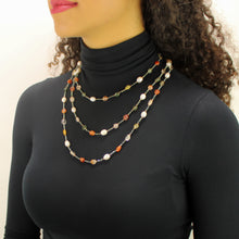 Carica l'immagine nel visualizzatore di Gallery, Collana lunga, pietre miste, ematite, perle di fiume e cristalli, alcune tra le pietre presenti sono la corniola e il cristallo di rocca