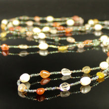 Carica l'immagine nel visualizzatore di Gallery, Collana lunga, pietre miste, ematite, perle di fiume e cristalli, alcune tra le pietre presenti sono la corniola e il cristallo di rocca