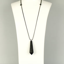 Carica l'immagine nel visualizzatore di Gallery, Ciondolo Shungite, forma punta, con laccio
