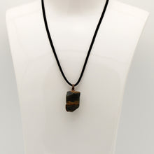 Carica l'immagine nel visualizzatore di Gallery, Ciondolo occhio di tigre grezzo irregolare con filo di rame-10 gr