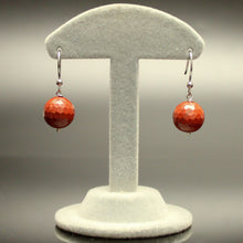 Carica l'immagine nel visualizzatore di Gallery, Orecchini pendenti diaspro rosso, sfera sfaccettata, con monachelle in argento 925