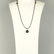 Carica l'immagine nel visualizzatore di Gallery, Ciondolo Shungite, forma sfera, con laccio