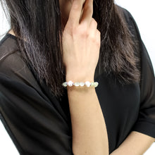 Carica l'immagine nel visualizzatore di Gallery, Bracciale donna burattate medie prehnite e perle di fiume