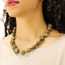 Carica l'immagine nel visualizzatore di Gallery, Collana girocollo burattate unakite