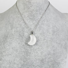 Carica l'immagine nel visualizzatore di Gallery, Ciondolo cristallo di rocca forma mezza luna