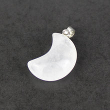 Carica l'immagine nel visualizzatore di Gallery, Ciondolo cristallo di rocca forma mezza luna