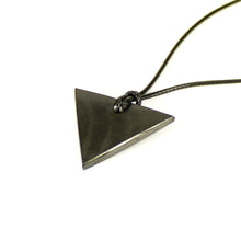 Carica l'immagine nel visualizzatore di Gallery, Ciondolo Shungite, forma triangolo donna, con laccio