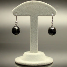 Carica l'immagine nel visualizzatore di Gallery, Orecchini pendenti agata nera, sfera sfaccettata, con monachelle in argento 925