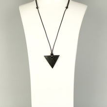 Carica l'immagine nel visualizzatore di Gallery, Ciondolo Shungite, forma triangolo donna, con laccio