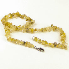 Carica l'immagine nel visualizzatore di Gallery, Collana girocollo chips quarzo rutilato