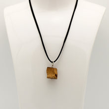 Carica l'immagine nel visualizzatore di Gallery, Ciondolo occhio di tigre grezzo irregolare