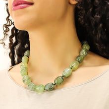 Carica l'immagine nel visualizzatore di Gallery, Collana girocollo burattate prehnite