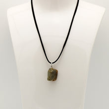 Carica l'immagine nel visualizzatore di Gallery, Ciondolo labradorite grezzo irregolare