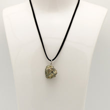 Carica l'immagine nel visualizzatore di Gallery, Ciondolo pirite grezzo irregolare