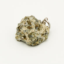 Carica l'immagine nel visualizzatore di Gallery, Ciondolo pirite grezzo irregolare