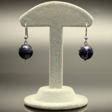 Carica l'immagine nel visualizzatore di Gallery, Orecchini pendenti sodalite, sfera sfaccettata, con monachelle in argento 925