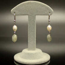 Carica l'immagine nel visualizzatore di Gallery, Orecchini pendenti morganite, ematite, perla di fiume e cristalli, con monachelle in argento 925