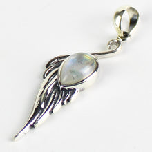 Carica l'immagine nel visualizzatore di Gallery, Ciondolo ala labradorite bianca e argento 925