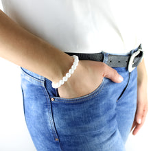 Carica l'immagine nel visualizzatore di Gallery, Bracciale unisex Agata bianca 8 mm sfaccettati