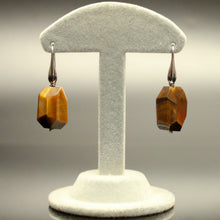 Carica l'immagine nel visualizzatore di Gallery, Orecchini pendenti occhio di tigre, forma irregolare, con monachelle in argento 925