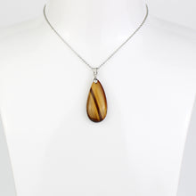 Carica l'immagine nel visualizzatore di Gallery, Ciondolo occhio di tigre forma goccia