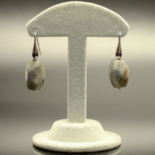 Carica l'immagine nel visualizzatore di Gallery, Orecchini pendenti labradorite, forma irregolare, con monachelle in argento 925