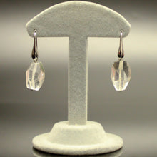 Carica l'immagine nel visualizzatore di Gallery, Orecchini pendenti cristallo di rocca, forma irregolare, con monachelle in argento 925