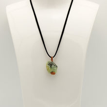 Carica l'immagine nel visualizzatore di Gallery, Ciondolo prehnite grezzo irregolare con filo di rame