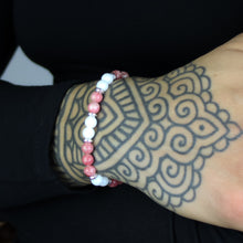 Carica l'immagine nel visualizzatore di Gallery, Bracciale 6 mm rodonite, agata bianca e rondelle in zama
