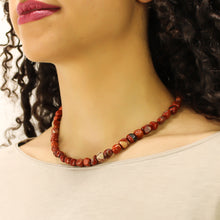 Carica l'immagine nel visualizzatore di Gallery, Collana girocollo burattatine diaspro rosso