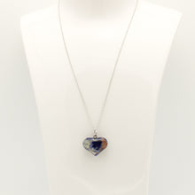 Carica l'immagine nel visualizzatore di Gallery, Ciondolo sodalite forma cuore