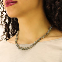 Carica l'immagine nel visualizzatore di Gallery, Collana girocollo chips labradorite