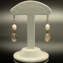 Carica l'immagine nel visualizzatore di Gallery, Orecchini pendenti quarzo rutilato, ematite, perla di fiume e cristalli, con monachelle in argento 925