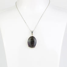 Carica l'immagine nel visualizzatore di Gallery, Ciondolo labradorite viola e argento 925-10 gr