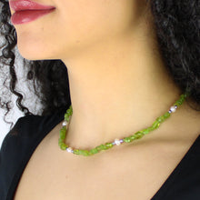 Carica l'immagine nel visualizzatore di Gallery, Collana girocollo burattatine olivina, ematite e perle