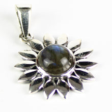 Carica l'immagine nel visualizzatore di Gallery, Ciondolo fiore labradorite e argento 925