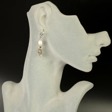 Carica l'immagine nel visualizzatore di Gallery, Orecchini pendenti quarzo rutilato, ematite, perla di fiume e cristalli, con monachelle in argento 925