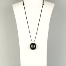 Carica l'immagine nel visualizzatore di Gallery, Ciondolo Shungite, forma burattata, con laccio